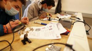 coolzela2schuelerkonzentriertbeiderarbeit